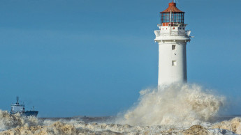 Leuchtturm in ­stürmischer See