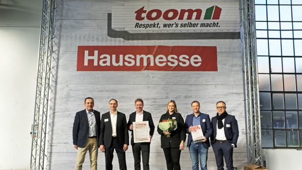 Bei der Wahl zum Lieferanten des Jahres überzeugte Ostendorf mit hervorragender Qualität und innovativen Lösungen. Die Toom-Geschäftsführer Dominique Rotondi (l.) und Hans-Joachim Kleinwächter (r.) mit (v. l.) Frank Hannig, Sales Director Ostendorf, Jonas Böller, Vertrieb Ostendorf, Carina Mecking, CM Ostendorf, und Philipp Klippel CM Ostendorf.