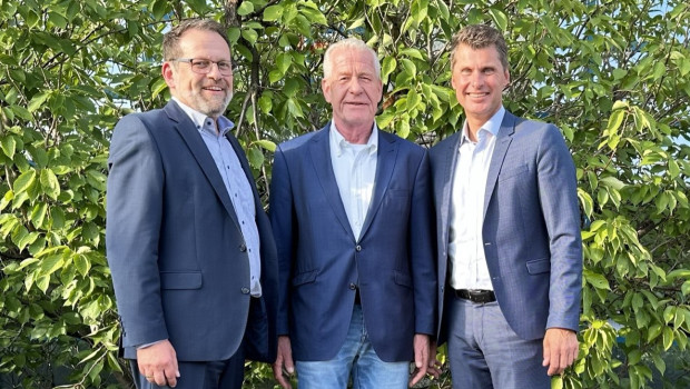 Heiko Schelmbauer-Isaksen (.l), Geschäftsführer der HDE, Martin Creutzig (M.), Geschäftsführer Einzelhandel Deutschland und Österreich der Contract Company, und Frank Staffeld, Hagebau-Geschäftsführer Category Management/Einkauf, heben die Vorteile der Dachallianz für die Gesellschafter hervor.