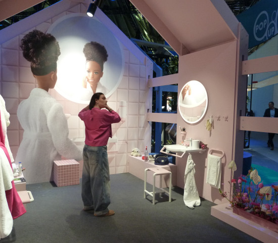 In Kooperation mit Barbie hat Hewi eine Kollektion entwickelt, die im typischen Barbie-Pink daherkommt und zugleich auf das Thema Barrierefreiheit aufmerksam macht. In Kooperation mit Barbie hat Hewi eine Kollektion entwickelt, die im typischen Barbie-Pink daherkommt und zugleich auf das Thema Barrierefreiheit aufmerksam macht.