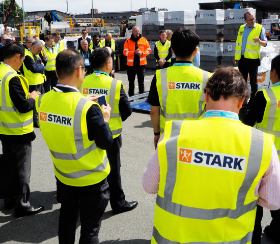 Gelbe Schutzwesten waren für die Besuchergruppen Pflicht auf den mehr als 20.000 m² von Stark. 