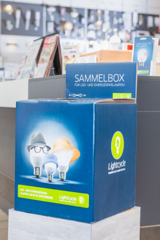 Im stationären Handel stehen Sammelboxen für das Recycling von Leuchtmitteln zur Verfügung.