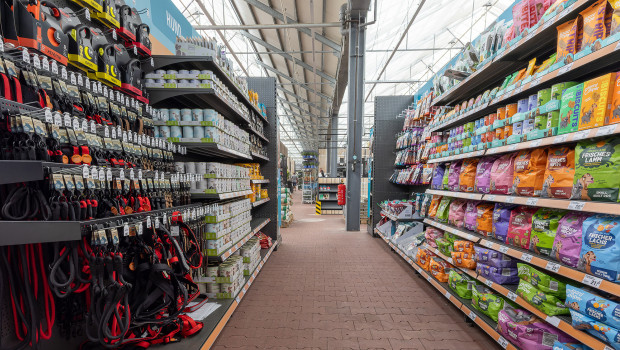 Tierhalterinnen und Tierhalter nehmen gerne auch Futter und Zubehör im Baumarkt mit. Toom sieht sich durch die Forsa-Umfrage darin bestätigt, dass es das Shop-in-Shop-Konzept von Zoo Royal (Foto) in fast allen Märkten ausrollt. Tierhalterinnen und Tierhalter nehmen gerne auch Futter und Zubehör im Baumarkt mit. Toom sieht sich durch die Forsa-Umfrage darin bestätigt, dass es das Shop-in-Shop-Konzept von Zoo Royal (Foto) in fast allen Märkten ausrollt.
