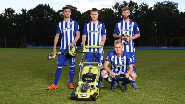 Valentin Stocker, Alexander Baumjohann, Fabian Lustenberger, Marvin Plattenhardt vom Fußball-Bundesligaverein Hertha BSC können nicht nur gut mit Bällen umgehen. Sie finden auch Gefallen an Akku-Rasenmähern, -Heckenscheren, -Schraubern und -Winkelschleifern des Exklusivpartners Ryobi, heißt es jedenfalls in der offiziellen Pressemitteilung. Ob sie auch damit umgehen können, lässt der Text offen.