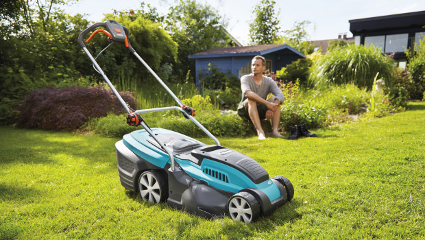 Akku statt Benzin: Die Produktpolitik ist Bestandteil des Maßnahmenpakets, mit dem die Husqvarna Group ihre Emissionen von Treibhausgasen verringern will.