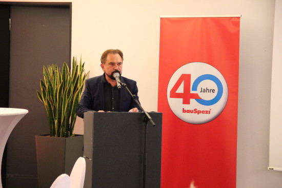Tony Arthur Farkas spricht zu Beginn der Veranstaltung. Tony Arthur Farkas spricht zu Beginn der Veranstaltung.