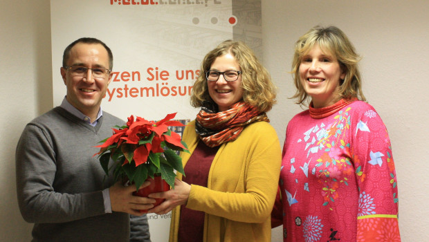 Als kleiner Dank für die Spende von Modulconcept an das Chemnitzer Auryn-Projekt des Deutschen Kinderschutzbundes wurde an Geschäftsführer André Lagois ein Weihnachtsstern überreicht. Als kleiner Dank für die Spende von Modulconcept an das Chemnitzer Auryn-Projekt des Deutschen Kinderschutzbundes wurde an Geschäftsführer André Lagois ein Weihnachtsstern überreicht.