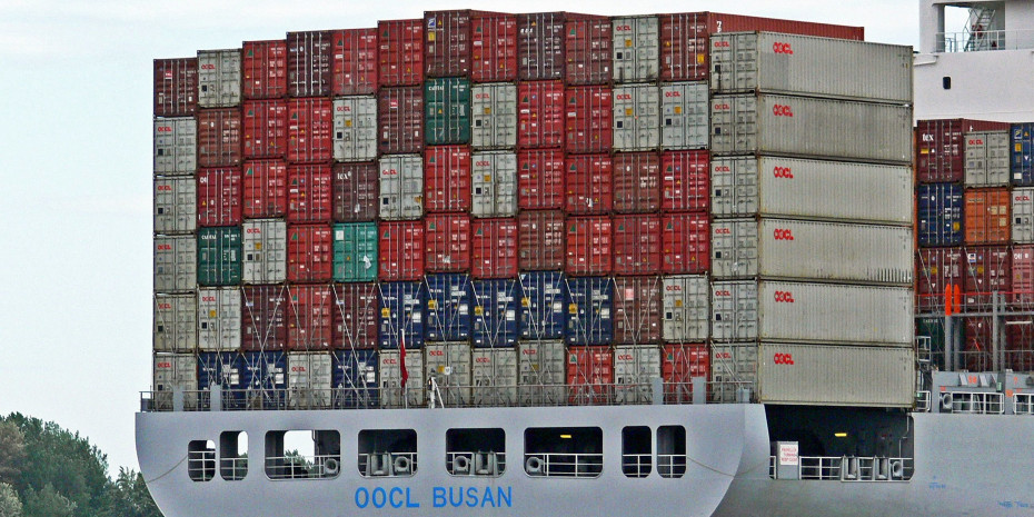 Knappe Güter: Container und Schiffe, die Waren aus China nach Europa transportieren.