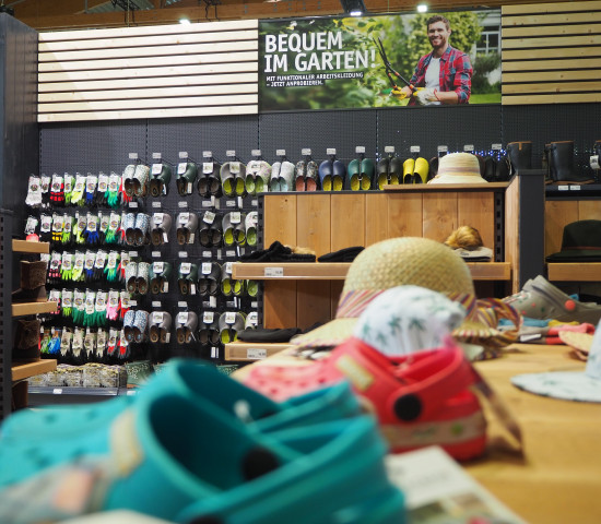 Schuhe, Handschuhe, Kleidung: Dafür gibt es nun ein ganzes Flächenkonzept für die Sagaflor-Partner. Schuhe, Handschuhe, Kleidung: Dafür gibt es nun ein ganzes Flächenkonzept für die Sagaflor-Partner.