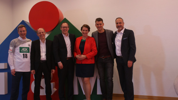 „Wir verlängern unseren Sponsoren-Vertrag mit dem DHB Deutschen Handball Bund“, sagte Dr. Eckard Kern auf dem heutigen Markenmeeting „i&M Bauzentrum“ in Butzbach. „Wir verlängern unseren Sponsoren-Vertrag mit dem DHB Deutschen Handball Bund“, sagte Dr. Eckard Kern auf dem heutigen Markenmeeting „i&M Bauzentrum“ in Butzbach.