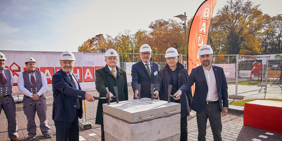 Grundsteinlegung für das neue Service Center Deutschland von Bauhaus (v. l.): Dieter Bien, Bauhaus AG, Heinz Scheidel, Diringer & Scheidel Unter­nehmensgruppe, Dr. Peter Kurz, Oberbürgermeister Stadt Mannheim, Dieter Blocher, Blocher Partners, sowie Steffen Walter, Bauhaus.