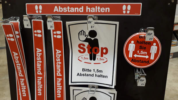 Auch wenn das Abstand-Halten im Handel weiter nötig sein wird, stimmen die ersten Öffnungsschritte die Marktforscher optimistisch.