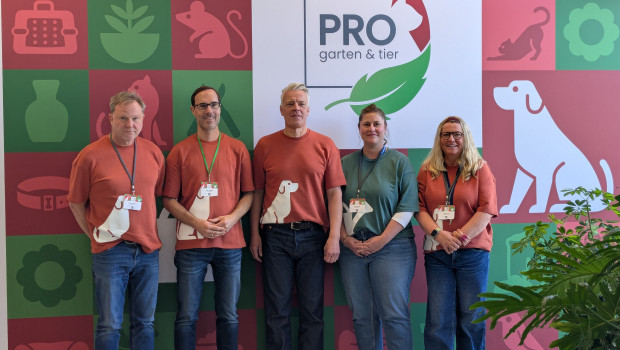 Carsten Markus (Head of Brands), Oliver Poppitz (Vorstand), Peter Pohl (Vorstandssprecher), Stefanie Dietl (Teamleitung Category Management Gartenfreizeit Indoor) und Katrin Alexy (Leitung Category Management Futter) haben auf der Pro Garten und Tier Ergebnisse und neue Konzepte präsentiert. Carsten Markus (Head of Brands), Oliver Poppitz (Vorstand), Peter Pohl (Vorstandssprecher), Stefanie Dietl (Teamleitung Category Management Gartenfreizeit Indoor) und Katrin Alexy (Leitung Category Management Futter) haben auf der Pro Garten und Tier Ergebnisse und neue Konzepte präsentiert.