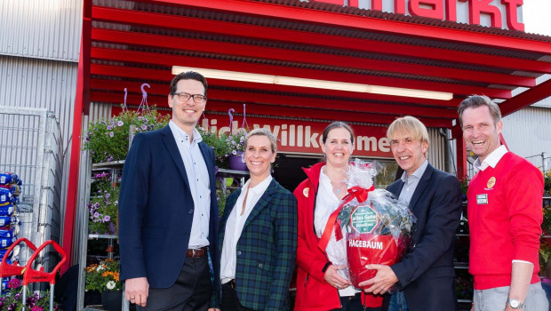 Michael Bulka (2. v. r., regionale Verkaufsleitung Hagebaumarkt) gratuliert Felix Mölders, Geschäftsführer der Mölders-Gruppe, Bianca Mölders, Susanne Scherrer, Marktleiterin, und Alexander Maaß, Vertriebsleiter Einzelhandel der Mölders-Gruppe (v. l.), zur Neueröffnung in Wentorf.