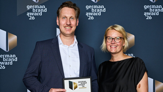 Die Auszeichnung nahmen Markus Monjau und Ina Willutzki, Head of Marketing Consumer, stellvertretend für Ryobi bei der Award-Show in Berlin entgegen. Die Auszeichnung nahmen Markus Monjau und Ina Willutzki, Head of Marketing Consumer, stellvertretend für Ryobi bei der Award-Show in Berlin entgegen.