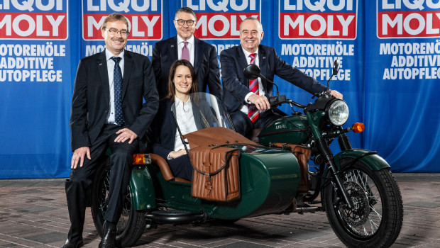 Können inzwischen im Rückblick auf 2019 wieder strahlen: Liqui Moly-Geschäftsführer Günter Hiermaier, Marketingleiter Peter Baumann, Geschäftsführer Ernst Prost (von links) sowie Alexandra Holzwarth (Assistentin der Geschäftsführung).