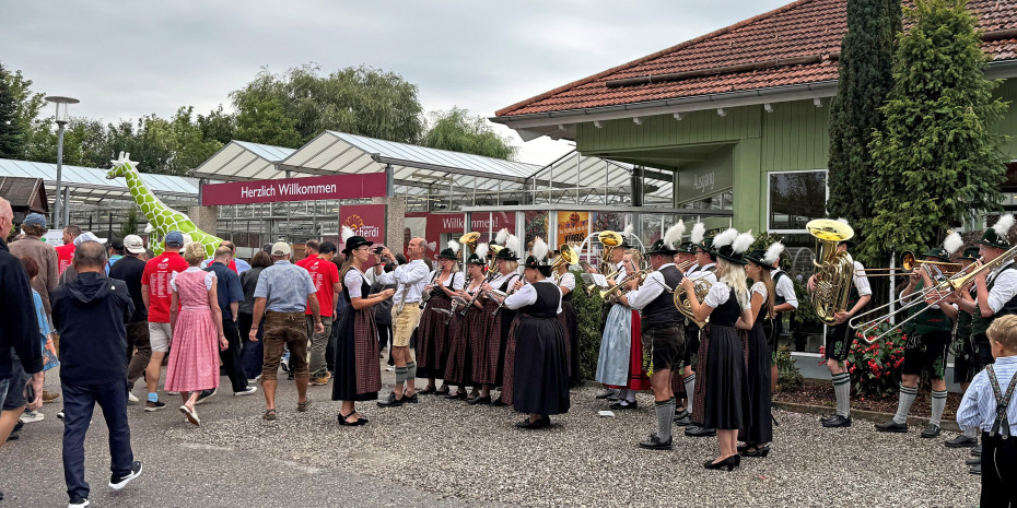 Zünftig wurden die IGCA-Busse in Hofstetten begrüßt: Mit der örtlichen Trachtenkapelle und später einer Volkstanzgruppe. Zünftig wurden die IGCA-Busse in Hofstetten begrüßt: Mit der örtlichen Trachtenkapelle und später einer Volkstanzgruppe.
