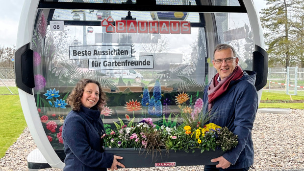 Kathrin Horeyseck, Projektmanagerin bei Bauhaus, und Robert Köhler, Leiter Marketingkommunikation bei Bauhaus, haben die Buga-Gondel mit dem Logo des Handelsunternehmens vorgestellt.