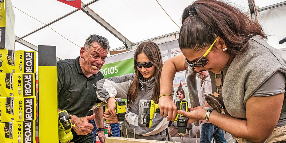 Wer schraubt schneller? Heimwerkerkönig Mark Kühler feuert zwei Teilnehmerinnen beim Ryobi-Gewinnspiel an.