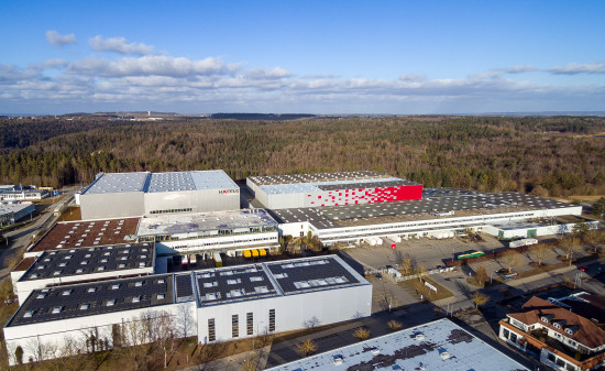 Das Versandzentrum auf dem Nagolder Wolfsberg wächst weiter. Mit dem vierten, vollautomatischen Hochregallager (im Bild hinten links) erweitert der Beschlagsspezialist seine Kapazität.