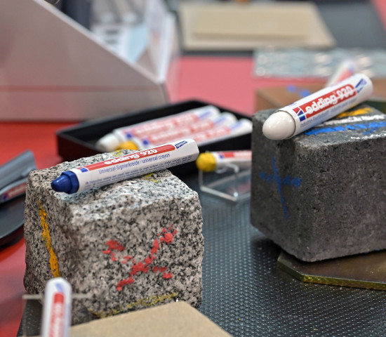 Die Kreidemarker sind auch auf rauen Oberflächen wie Stein oder Asphalt gut sichtbar.