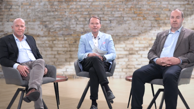 Stefan Neessen (Bereichsleiter Baustoffe, l.), Christian Rabe (Geschäftsführer Hagebau Fachhandel, M.) und Andreas Wiemers (Bereichsleiter Holz und Fliese) begrüßen die Teilnehmer der digitalen Hagebau-Vollversammlungen aus dem Studio in der Kooperationszentrale in Soltau. Stefan Neessen (Bereichsleiter Baustoffe, l.), Christian Rabe (Geschäftsführer Hagebau Fachhandel, M.) und Andreas Wiemers (Bereichsleiter Holz und Fliese) begrüßen die Teilnehmer der digitalen Hagebau-Vollversammlungen aus dem Studio in der Kooperationszentrale in Soltau.