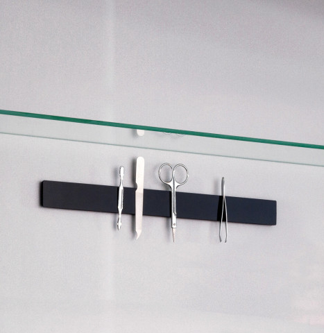 Badmöbel und -accessoires der Fackelmann-Marken zeichnen sich durch raffinierte Details aus, etwa eine Magnet-Klebeleiste für Spiegelschränke. Badmöbel und -accessoires der Fackelmann-Marken zeichnen sich durch raffinierte Details aus, etwa eine Magnet-Klebeleiste für Spiegelschränke.