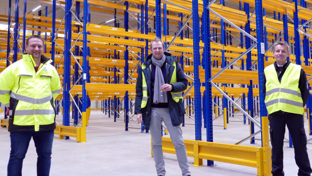 Hagebau-Logistik-Geschäftsführer Gerritt Höppner-Tietz (Mitte) freut sich über die rasche Wiedereröffnung des Standortes Herten.