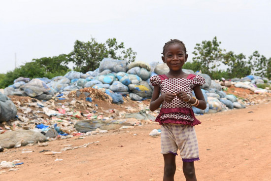 Aus Kunststoffabfällen können neue Dinge entstehen, wie das Projekt von Unicef an der Elfenbeinküste zeigt.