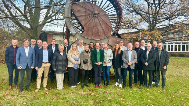 Die Mitglieder des Verbands trafen sich bei der Marburger Tapetenfabrik in Kirchhain bei Marburg. 