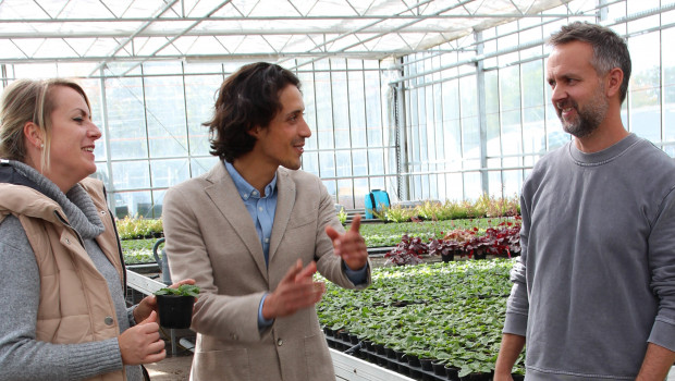 Klimaprofi Roldany Gutierrez (M.) und seine Assistentin Nathalie Richter beim Nachhaltigkeitsgespräch im "grün erleben"-Gartencenter May Garden mit Steffen May.