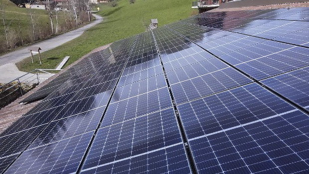 Solche Hochleistungs-Solarmodule des Schweizer Solarherstellers sind gut verfügbar. 