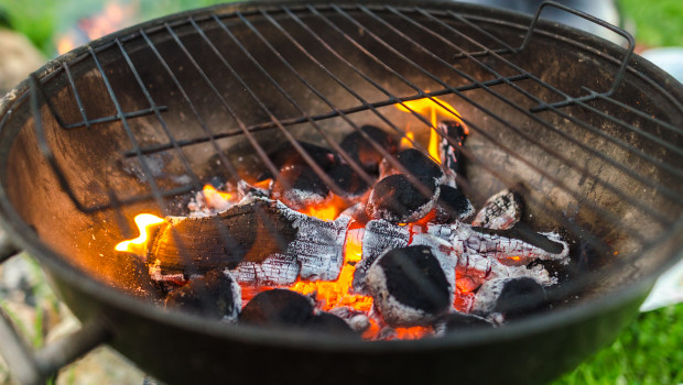 Besonders Holzkohlegrills sind teurer geworden, das Preisniveau ist hier um 51 Prozent gestiegen.