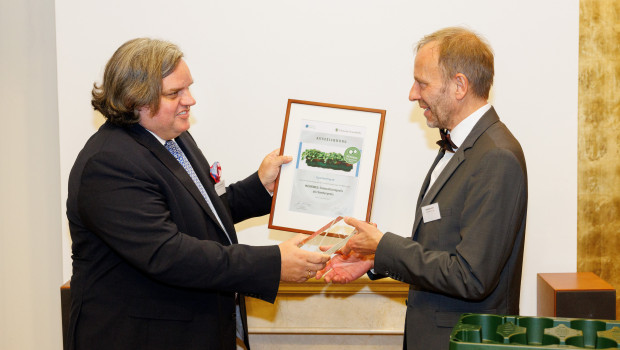 Dr. Jens Oldenburg, Geschäftsführer der Stiftung Initiative Mehrweg, übergibt die Auszeichnung an Dirk Bansemer, Geschäftsführer der EPT GmbH.