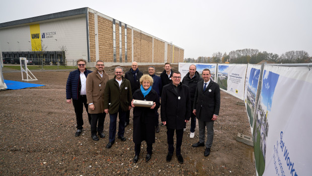 Im Beisein von Vertretern aus Politik, Wirtschaft und Behörden sowie Projektbeteiligten wurde am 7. November die Grundsteinlegung für den Werksneubau im Chemiepark Rheinmünster gefeiert. Im Beisein von Vertretern aus Politik, Wirtschaft und Behörden sowie Projektbeteiligten wurde am 7. November die Grundsteinlegung für den Werksneubau im Chemiepark Rheinmünster gefeiert.