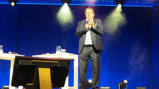 Erich Huwer begeistert noch immer seine Mitarbeiter. Im Festzelt in Lebach bekam er stehende Ovationen. Erich Huwer begeistert noch immer seine Mitarbeiter. Im Festzelt in Lebach bekam er stehende Ovationen.