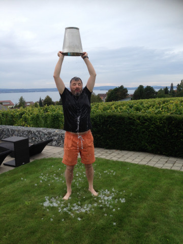 Dr. Peter Wüst erfüllt die ALS Ice Bucket Challenge:... Schmerz!