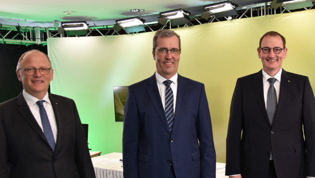 Der Agravis-Vorstandsvorsitzende Dirk Köckler (Mitte) sowie die Vorstandsmitglieder Jörg Sudhoff (rechts) und Hermann Hesseler stellten wesentliche Kennzahlen zum Agravis-Geschäftsjahr 2021 vor.