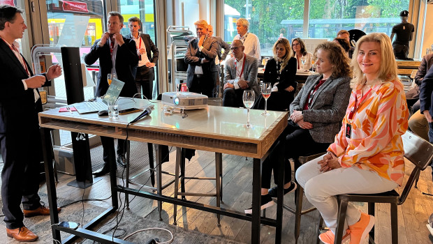 Im Weber Original Store Berlin hielt Prof. Dr. Jürgen Nickel (l.) den Eröffnungsvortrag. Rechts im Bild VDG-Präsidentin Martina Mensing-Meckelburg.