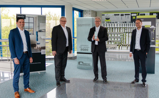 Thilo Becker und Joachim Schock (von links) übergaben die Auszeichnung an Christoph Bender und Christian Hajek von Sanitop-Wingenroth. Thilo Becker und Joachim Schock (von links) übergaben die Auszeichnung an Christoph Bender und Christian Hajek von Sanitop-Wingenroth.
