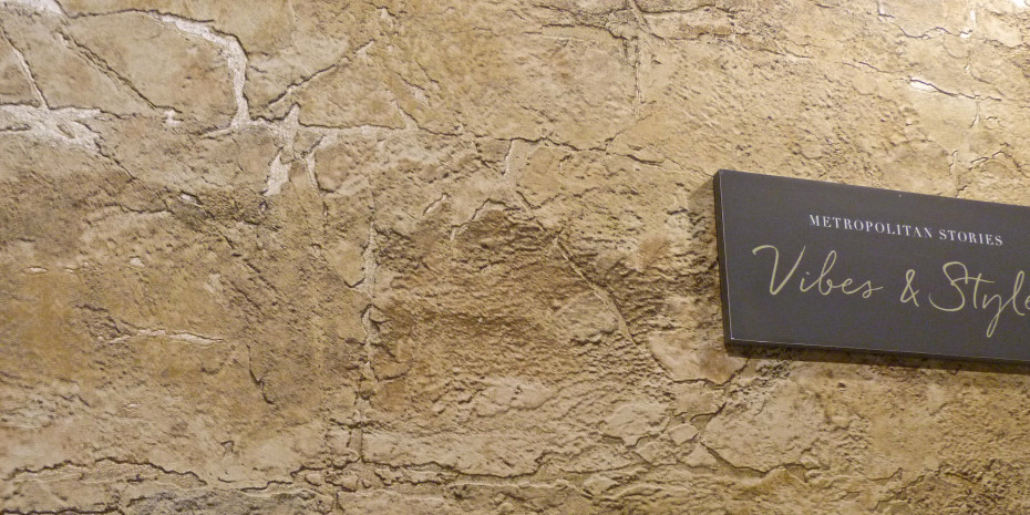 Steinoptiken lassen sich auch mit Tapete an die Wand bringen und wirken dabei besonders edel, wie hier, bei A.S. Création.&nbsp;