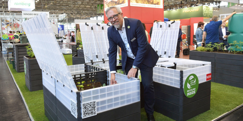 Marketingleiter Andreas Steigert präsentiert den Aufbau des Ergo Hochbeet 2L.