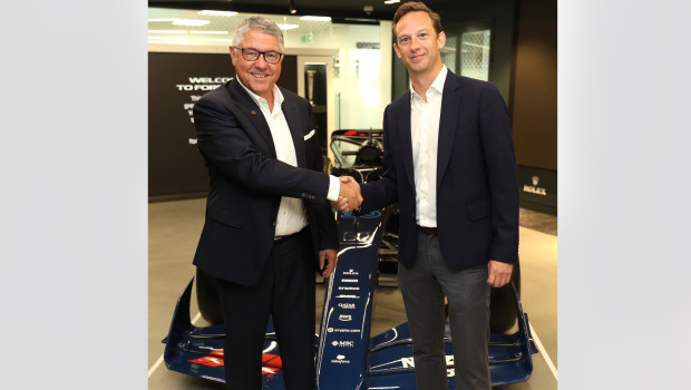 Marketingleiter Peter Baumann (links) und Johnny Haworth, Direktor für kommerzielle Partnerschaften der Formel 1, bei der Vertragsunterzeichnung in London.