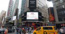 Fischer leuchtet am Times Square