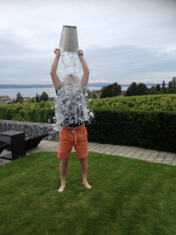 Dr. Peter Wüst erfüllt die ALS Ice Bucket Challenge:... Aktion, ...
