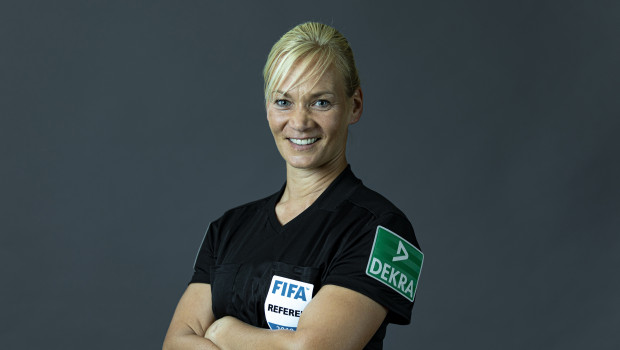 Bibiana Steinhaus-Webb, die erste Bundesliga-Schiedsrichterin, spricht auf dem IVG-Forum Gartenmarkt über die Vorteile von Diversität.