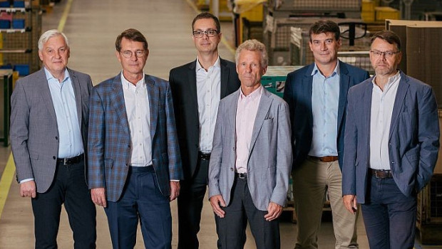 Die neue Geschäftsführung von Wolfcraft (v. l.): Bernd Weber, Reinhard Wolff, Martin Kraus, Thomas Wolff, Holger Placke und Stefan Weigel. Die neue Geschäftsführung von Wolfcraft (v. l.): Bernd Weber, Reinhard Wolff, Martin Kraus, Thomas Wolff, Holger Placke und Stefan Weigel.