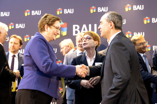 Zur Eröffnung war Prominenz da: Bundesbauministerin Klara Geywitz (l.) und der bayerische Wirtschaftsminister Hubert Aiwanger hier zusammen mit BDB-Präsidentin Katharina Metzger.