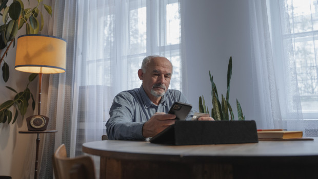 Online-Shopping ist in allen Altersgruppen fast gleich beliebt. Auch von den Internetnutzern über 65 Jahre kaufen 93 Prozent im Netz ein.