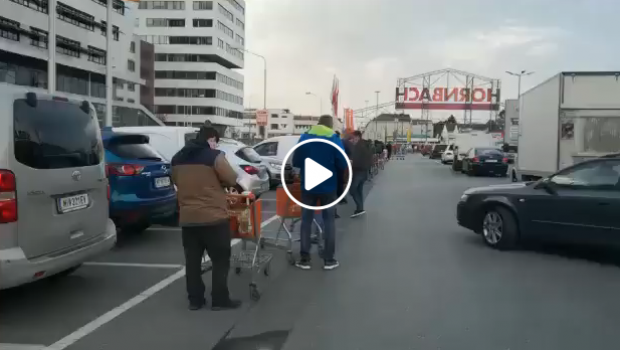 Lange Schlangen: So hat ein Facebook-User seine Eindrücke am ersten Morgen nach der Wiedereröffnung der Baumärkte in Österreich festgehalten.